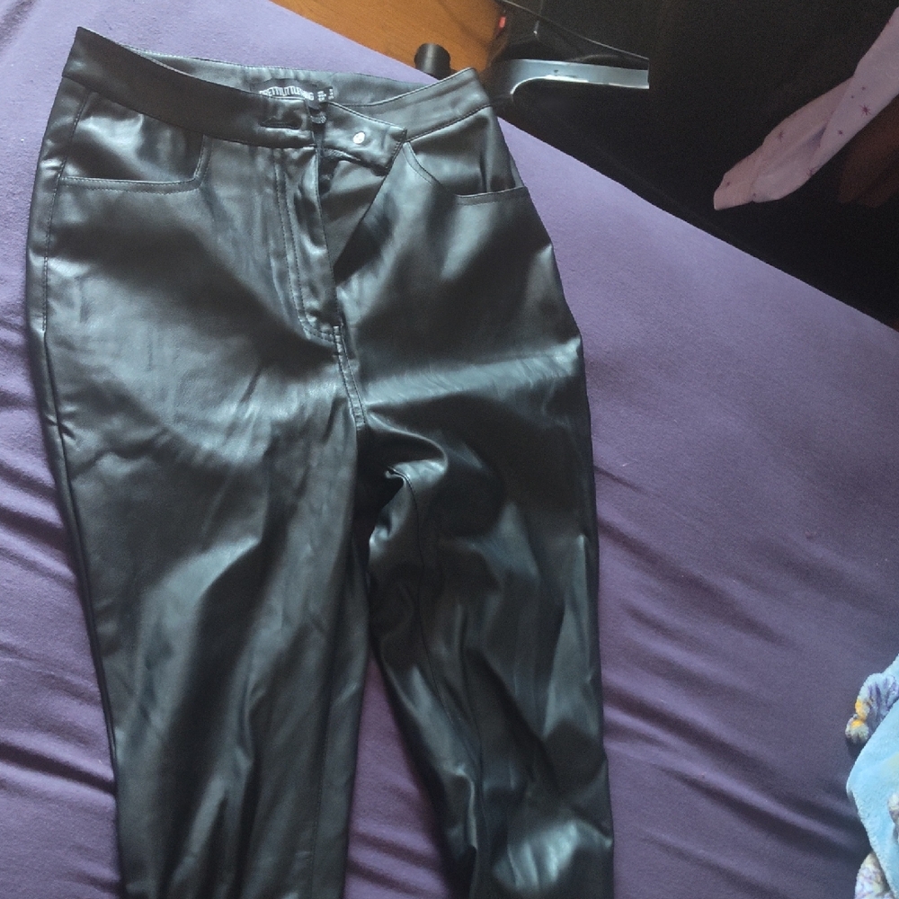 Es Un #4 Lequeda Como Un 27 PrettyLittleThing Black Faux Leather Trousers